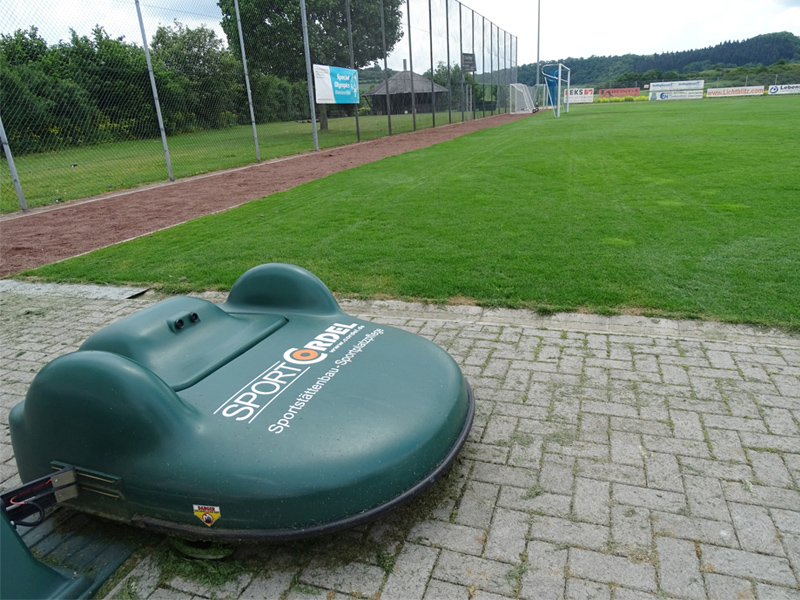 maehroboter vormarsch sportplatz ladestation