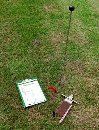 aerifizieren im fruehjahr 02 profilspaten bodensonde