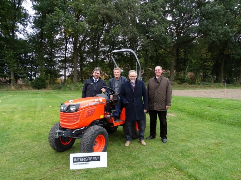 INTERGREEN Rasenforschung Traktor 01 Uebergabe