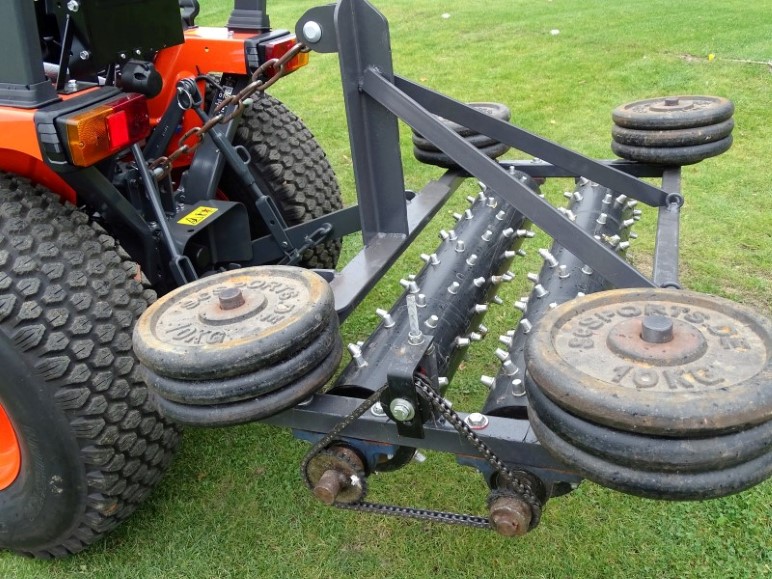 INTERGREEN Rasenforschung Traktor 02 Anbau Stollenwalze KMB