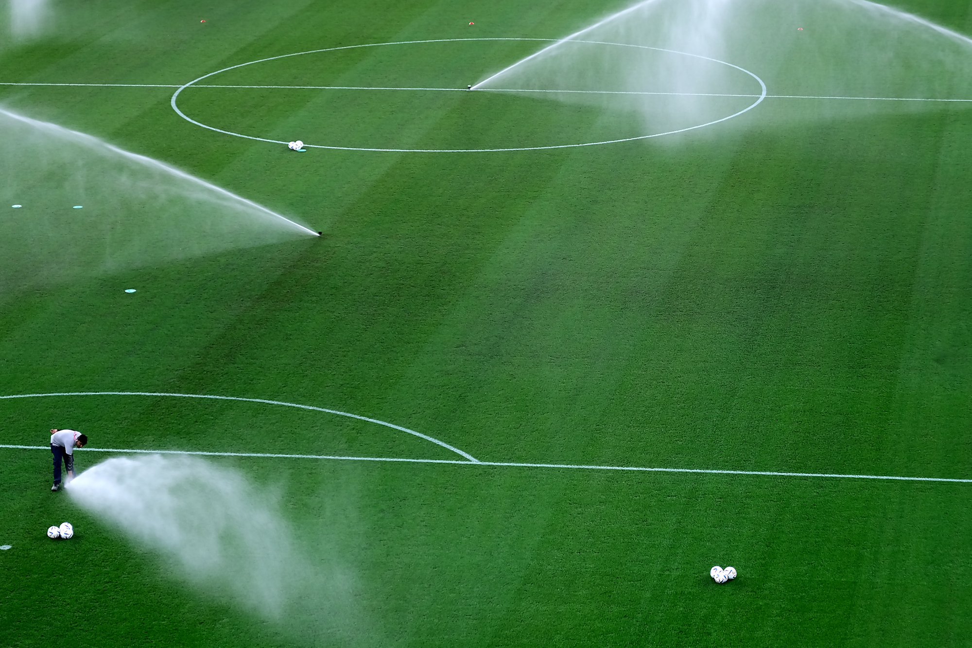 Bild 4: Ist die Beregnungsanlage nicht korrekt eingestellt besteht die Gefahr dass Teile des Sportrasens zu viel und andere zu wenig Wasser bekommen