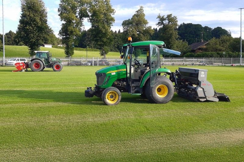 Bild 1: Nachsaat mit dem SEEDA-vator | Foto: Hilgers