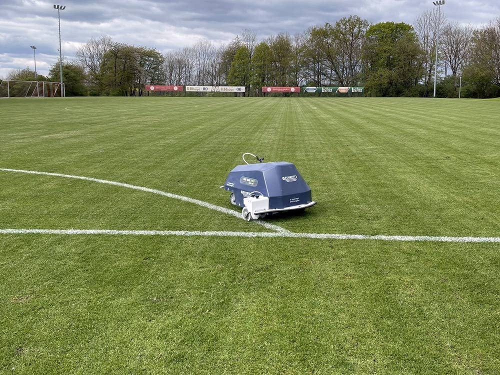 Vollautomatische Sportplatz-Markierung mit dem satellitengesteuerten und entsprechend programmierten Linier-Roboter Turf Tank auf dem Sportplatz der Sportschule Grünberg.